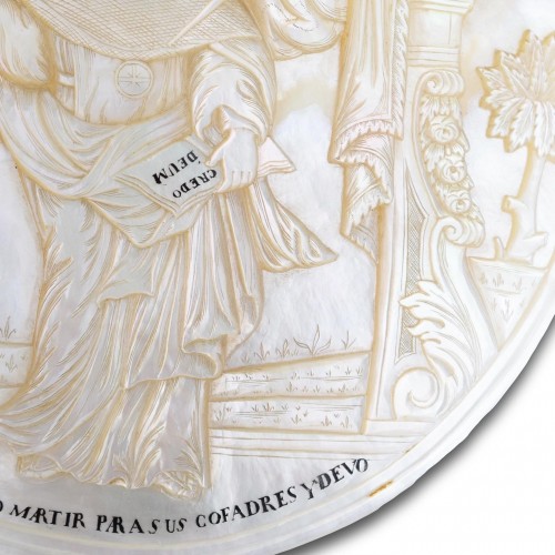 Antiquités - Mother of pearl shell carved with Saint Peter