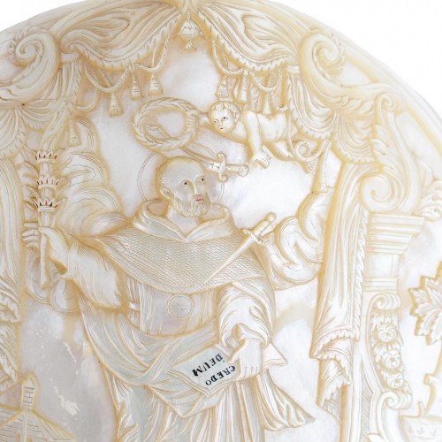 Antiquités - Mother of pearl shell carved with Saint Peter
