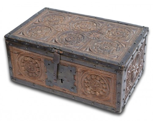 <= 16th century - Gothic pearwood betrothal casket or Minnekästchen. Upper Rhine,circa 1500