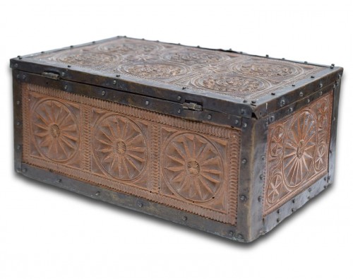 Antiquités - Gothic pearwood betrothal casket or Minnekästchen. Upper Rhine,circa 1500