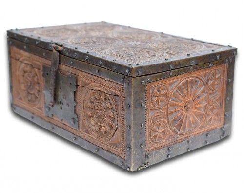 Antiquités - Gothic pearwood betrothal casket or Minnekästchen. Upper Rhine,circa 1500