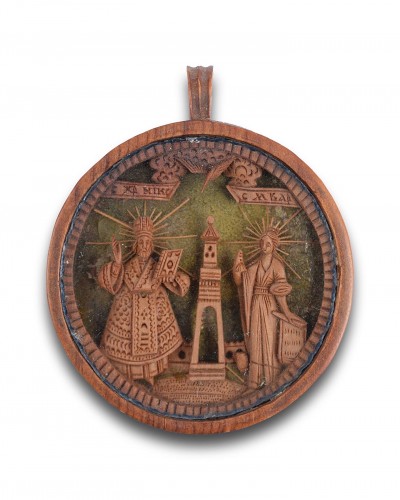 Pendentif en bois de cyprès avec une micro sculpture - Mont Athos  Grèce XIXe siècle - Matthew Holder