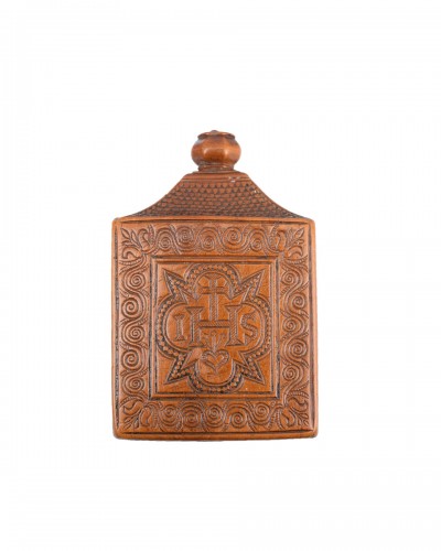Engraved and chip carved boxwood flask and box. - France dated 1723