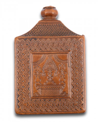 18th century - Engraved and chip carved boxwood flask and box. - France dated 1723