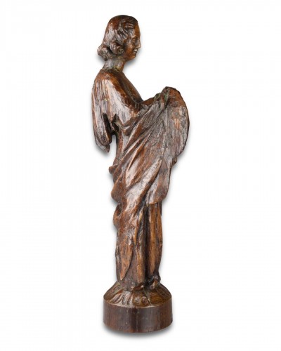Gothic oak sculpture of an angel. Northern France, 14th century. - 