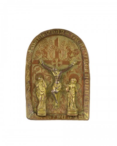 Pax en cuivre doré gravé avec la crucifixion, France ou Angleterre XVe siècle