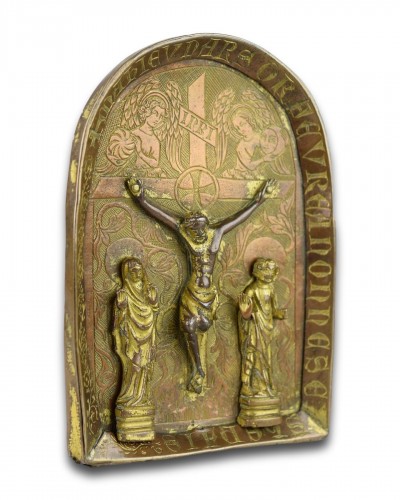 XIe au XVe siècle - Pax en cuivre doré gravé avec la crucifixion, France ou Angleterre XVe siècle