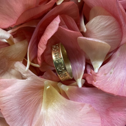 Antiquités - Gold black-letter posy ring, ‘MON COEUR AVEZ&#039;, England 15th century