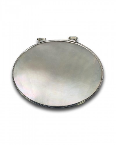 Silver &amp; mother of pearl snuff box, Angleterre et Chine early 18th century - Objects of Vertu Style 