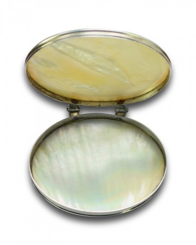 Antiquités - Silver &amp; mother of pearl snuff box, Angleterre et Chine early 18th century