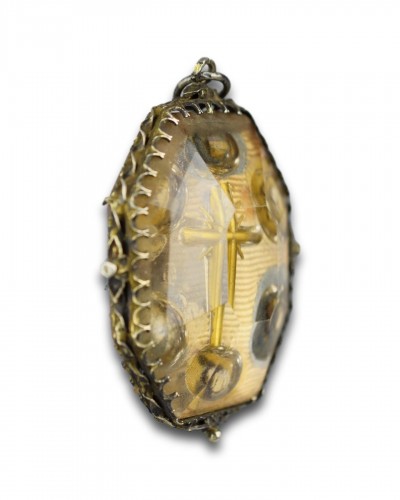 Antiquités - Silver gilt mounted rock crystal reliquary pendant. Spain, 17th century