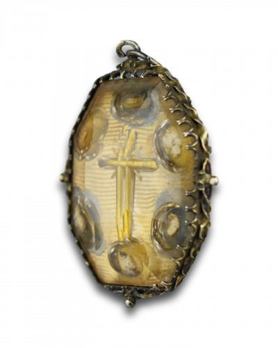 Antiquités - Silver gilt mounted rock crystal reliquary pendant. Spain, 17th century