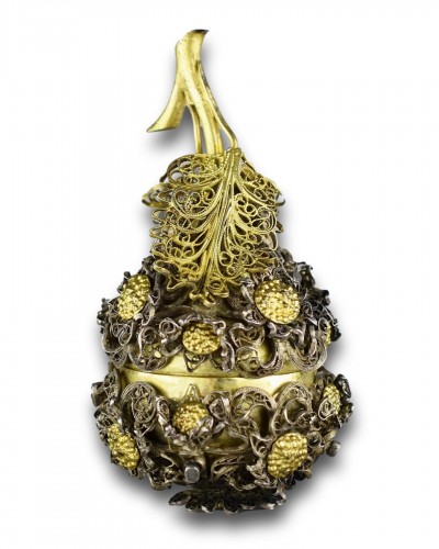 Objets de Vitrine  - Flacon à parfum en vermeil filigrané en forme de poire, Sud de l'Allemagne vers 1700