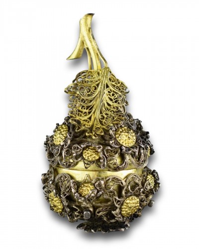 Objects of Vertu  - Silver gilt filigree scent flask in the form of a pear, South Germany irca.1700