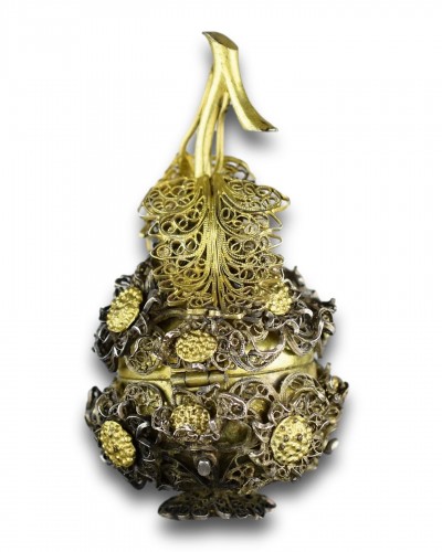 17th century - Silver gilt filigree scent flask in the form of a pear, South Germany irca.1700