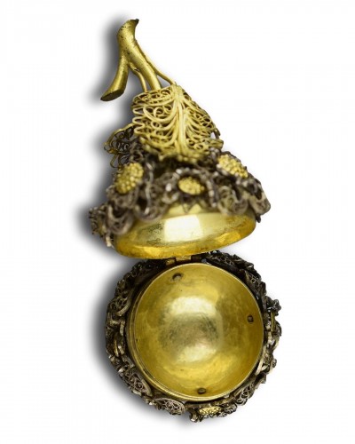 Antiquités - Silver gilt filigree scent flask in the form of a pear, South Germany irca.1700