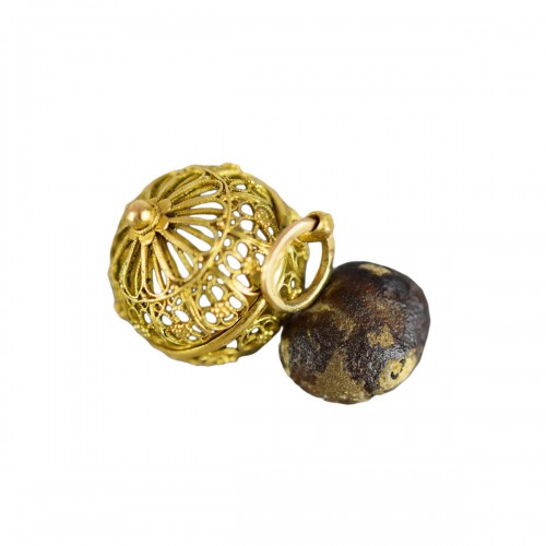 Filigree gold bezoar stone holder. Dutch or Dutch Colonies, mid 17th centur