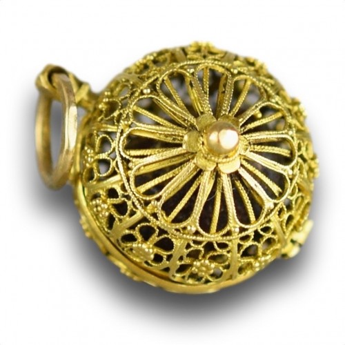 Filigree gold bezoar stone holder. Dutch or Dutch Colonies, mid 17th centur - Antique Jewellery Style 