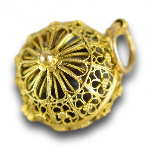 Antique Jewellery  - Filigree gold bezoar stone holder. Dutch or Dutch Colonies, mid 17th centur