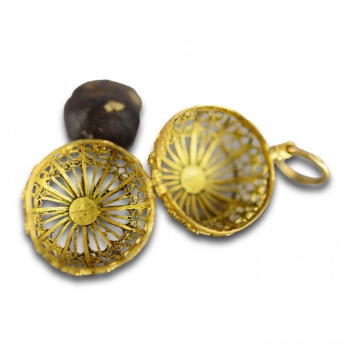 17th century - Filigree gold bezoar stone holder. Dutch or Dutch Colonies, mid 17th centur