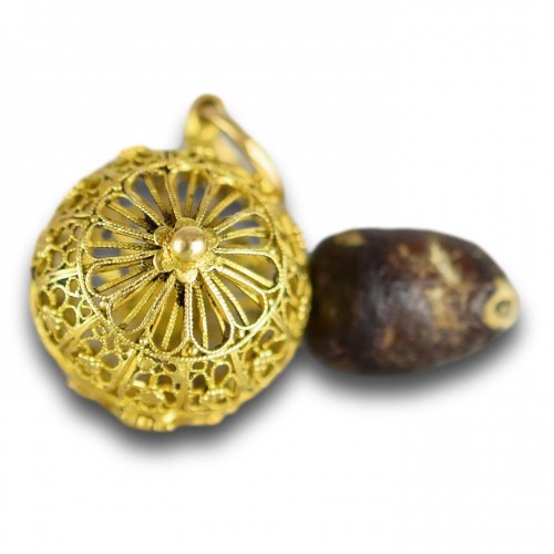 Filigree gold bezoar stone holder. Dutch or Dutch Colonies, mid 17th centur - 