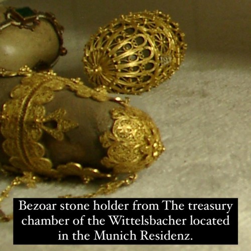 Antiquités - Filigree gold bezoar stone holder. Dutch or Dutch Colonies, mid 17th centur