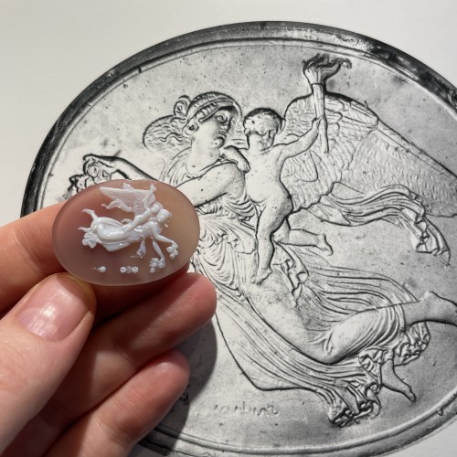 Antiquités - A sardonyx cameo of Aurora and Cupid, Italy 19th century