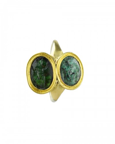 Gold ring with two Roman chromium chalcedony intaglios
