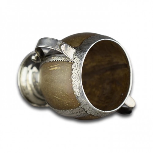 Une tasse de noix de coco montée en argent, Angleterre milieu du XVIIIe siècle. - Objets de Curiosité Style 