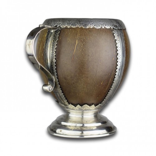 Antiquités - Une tasse de noix de coco montée en argent, Angleterre milieu du XVIIIe siècle.