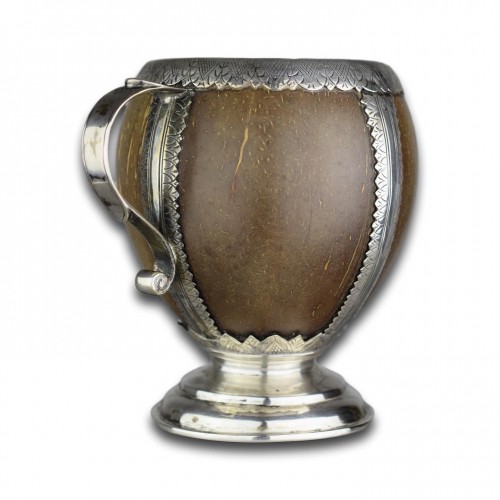 Antiquités - A silver mounted coconut cup. English, mid 18th century.