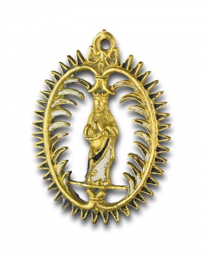 Pendentif en laiton émaillé avec la Vierge, Espagne vers 1600 - Matthew Holder