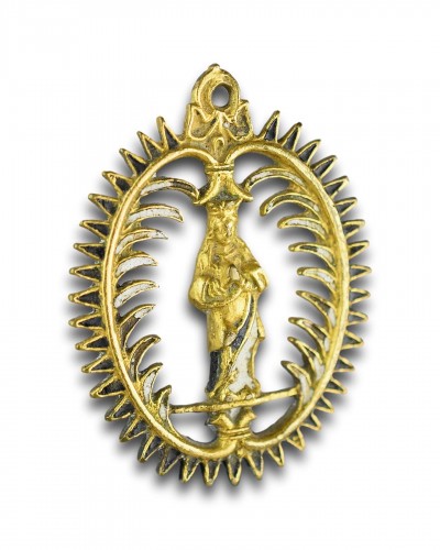 XVIIe siècle - Pendentif en laiton émaillé avec la Vierge, Espagne vers 1600