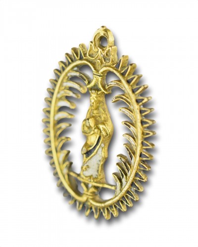 Antiquités - Enamelled brass pendant with the Virgin, Spain circa 1600