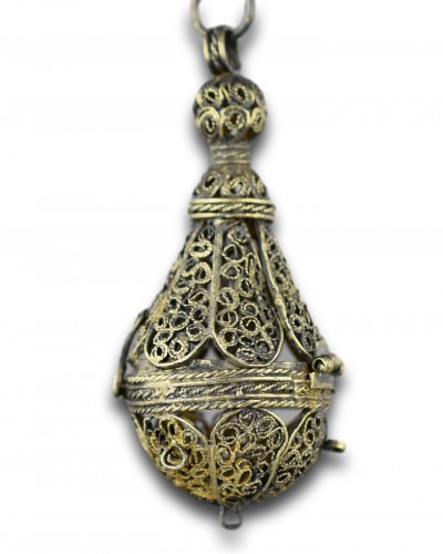 Silver filigree pomander in the form of a pear, Germany 17th century - Objects of Vertu Style 