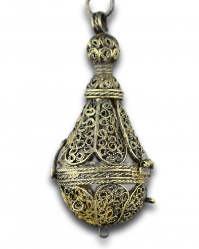 Pomander en filigrane d'argent en forme de poire, Allemagne XVIIe siècle - Objets de Vitrine Style 