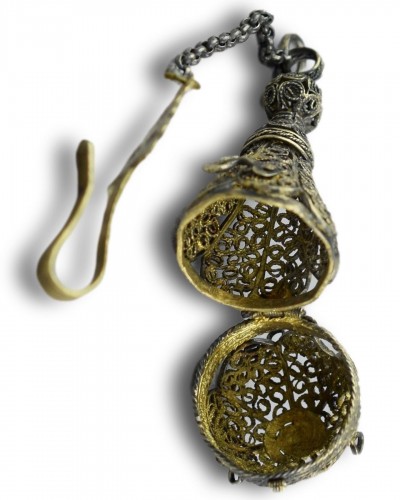 Silver filigree pomander in the form of a pear, Germany 17th century - 