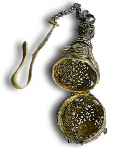 Pomander en filigrane d'argent en forme de poire, Allemagne XVIIe siècle - Matthew Holder