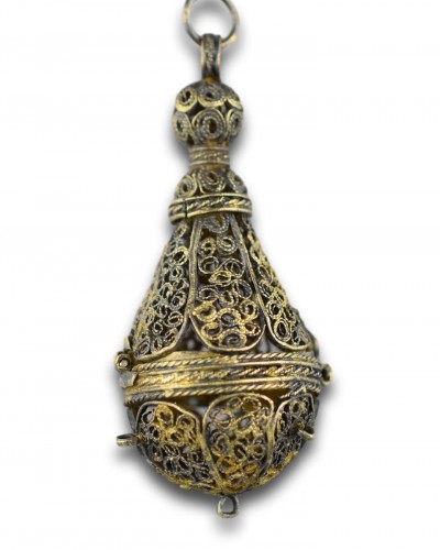 XVIIe siècle - Pomander en filigrane d'argent en forme de poire, Allemagne XVIIe siècle