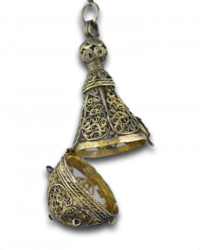 Silver filigree pomander in the form of a pear, Germany 17th century - 