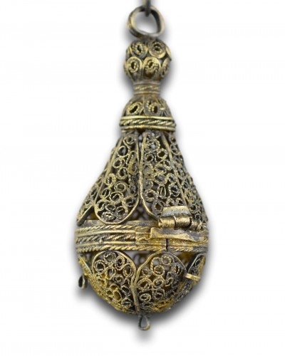 Antiquités - Silver filigree pomander in the form of a pear, Germany 17th century