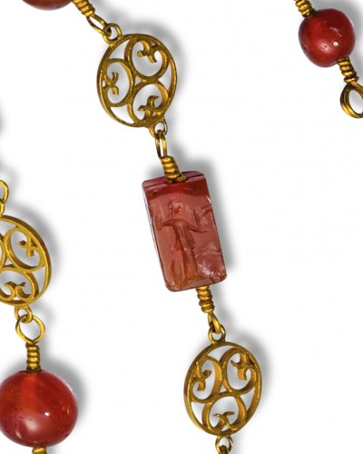 Antiquités - Archeological revival gold long-chain necklace with ancient carnelian intag