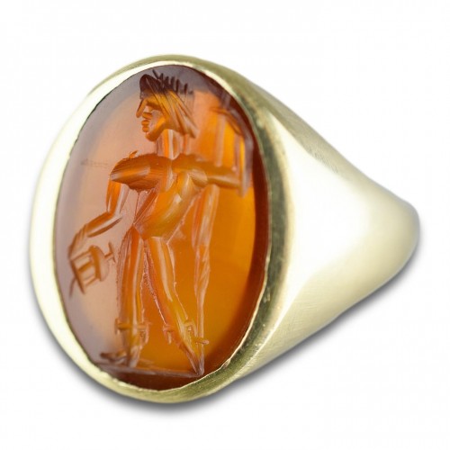 Gold ring with an Ancient Roman carnelian intaglio of the God Mercury - 