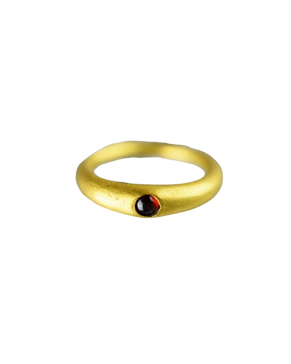 Ancient gold finger-ring set with a garnet. Roman, 3rd century AD.