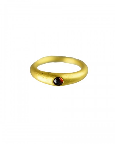 Ancient gold finger-ring set with a garnet. Roman, 3rd century AD. 