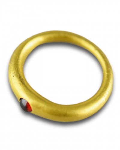 Ancient gold finger-ring set with a garnet. Roman, 3rd century AD.  - Antique Jewellery Style 