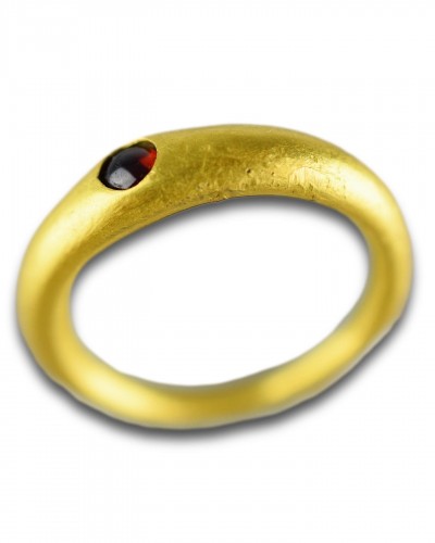  - Ancient gold finger-ring set with a garnet. Roman, 3rd century AD. 