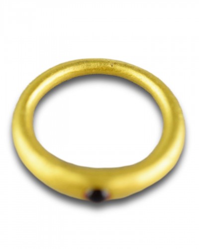 Antiquités - Ancient gold finger-ring set with a garnet. Roman, 3rd century AD. 