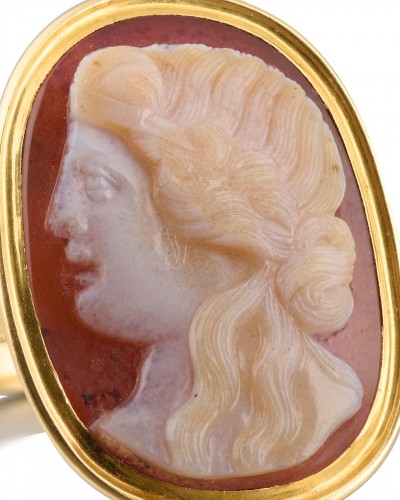 Georgian gold ring set with a Renaissance cameo of a Muse - Antique Jewellery Style 