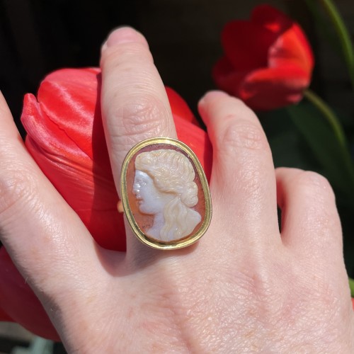 Antique Jewellery  - Georgian gold ring set with a Renaissance cameo of a Muse